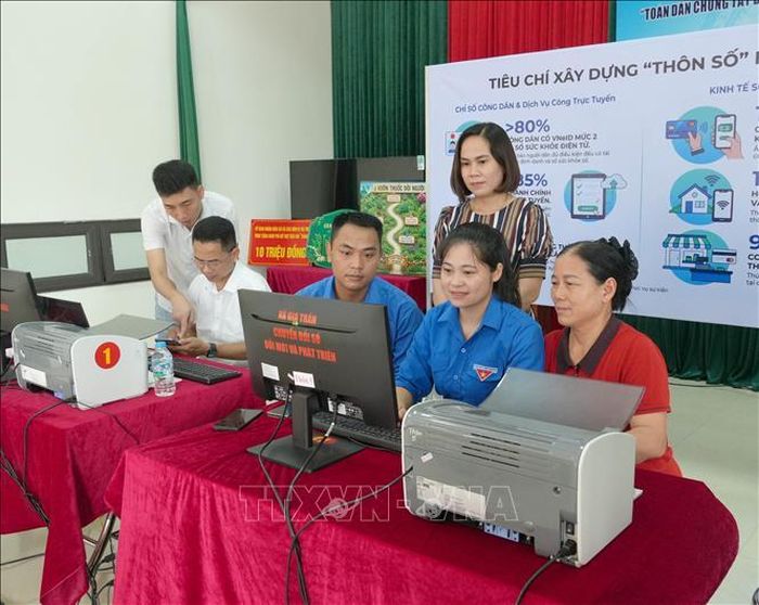 Hỗ trợ người dân cài đặt định danh điện tử, sử dụng cổng dịch vụ công trực tuyến theo tiêu chí Số tại xã Gia Trấn, tỉnh Ninh Bình. Ảnh: Thùy Dung/TTXVN