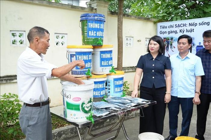 Triển khai triệt để việc phân loại rác thải tại nguồn tại xã Gia Trấn, tỉnh Ninh Bình. Ảnh: Thùy Dung/ TTXVN