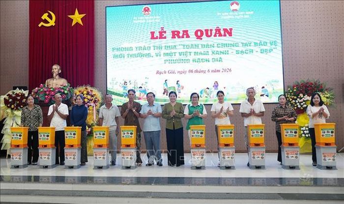 Trao tặng vật dụng chứa và phân loại rác thải cho hộ dân. Lê Huy Hải/TTXVN