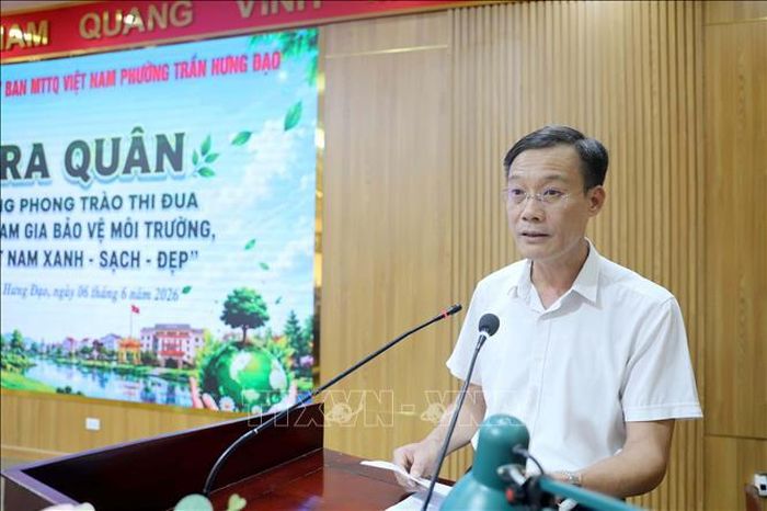 Bí thư Đảng ủy phường Trần Hưng Đạo (Hưng Yên) Nguyễn Hải Trường phát động phong trào "Toàn dân chung tay bảo vệ môi trường, vì một Việt Nam xanh - sạch - đẹp". Ảnh: Thế Duyệt/TTXVN