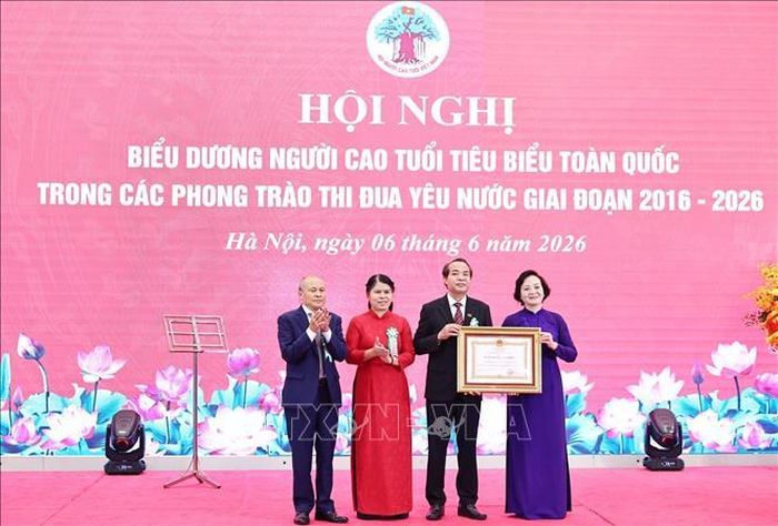 Đồng chí Phạm Thị Thanh Trà, Bí thư Trung ương Đảng, Phó Thủ tướng Chính phủ, Chủ tịch Ủy ban Quốc gia về Người cao tuổi Việt Nam trao Huân chương Lao động hạng Ba cho Văn phòng Trung ương Hội Người cao tuổi Việt Nam. Ảnh: Minh Đức/TTXVN