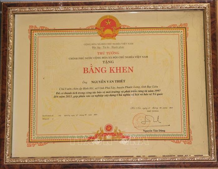 Ông Nguyễn Văn Thiệt, chủ vườn chim ở ấp Bình Hổ vinh dự được Thủ tướng Chính phủ tặng bằng khen vì đã có thành tích trong công tác bảo vệ môi trường và phát triển rừng, góp phần vào sự nghiệp xây dựng và bảo vệ Tổ quốc.