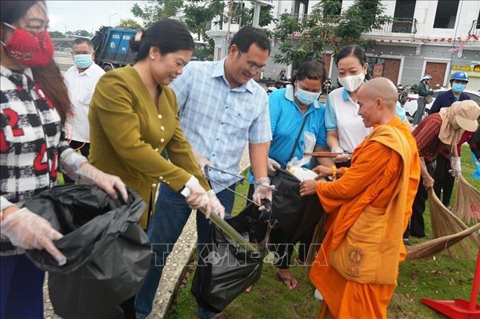 Các đại biểu ra quân thực hiện quét dọn, thu gom rác thải tại khu vực bờ biển, công viên Tôn Đức Thắng trên địa bàn phường.