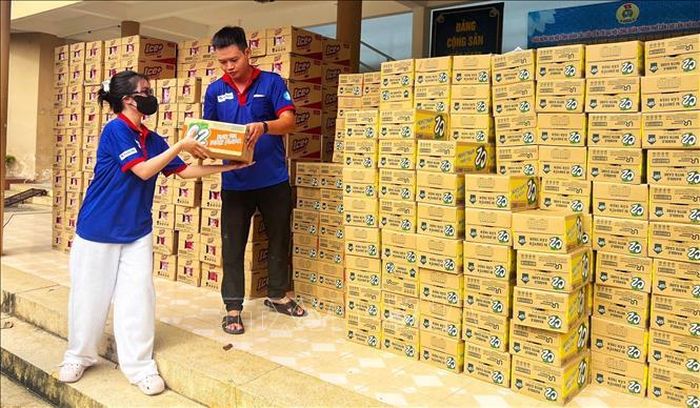 Vật phẩm được chuyển ra xe để đưa đến các điểm thi.