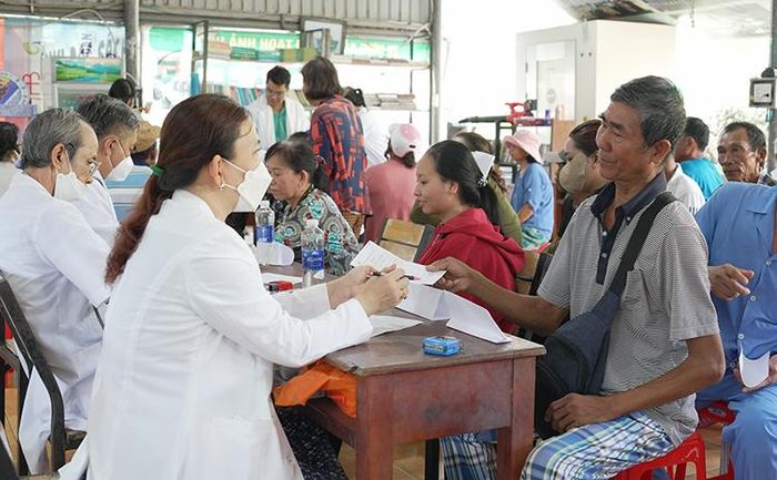Người dân xã đảo Thạnh An được khám bệnh, tư vấn sức khỏe và nhận thuốc miễn phí tại chương trình.