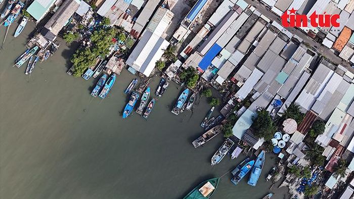 Xã đảo Thạnh An có diện tích hơn 131 km2 với gần 5.000 người dân sinh sống, nằm cách trung tâm thành phố hơn 70km về phía Đông và hoàn toàn tách biệt với đất liền.
