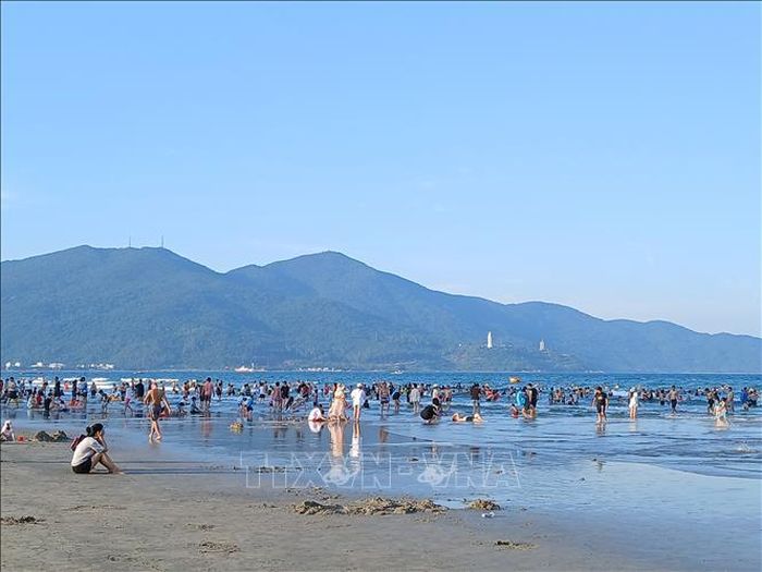 Các bãi biển du lịch ở Đà Nẵng luôn thu hút đông đảo du khách.
