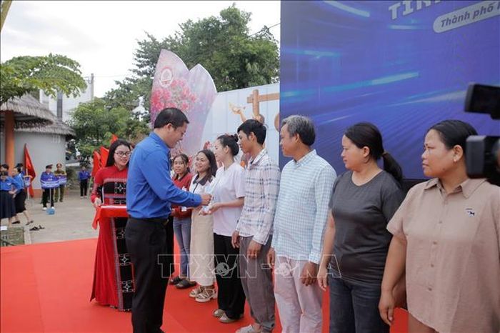 Trao quà cho các hộ gia đình khó khăn. Ảnh: Văn Dũng/TTXVN