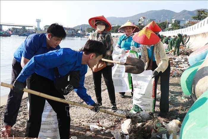 Đoàn viên thanh niên tham gia dọn rác ven bãi biển Nha Trang. Ảnh: Phan Sáu/TTXVN