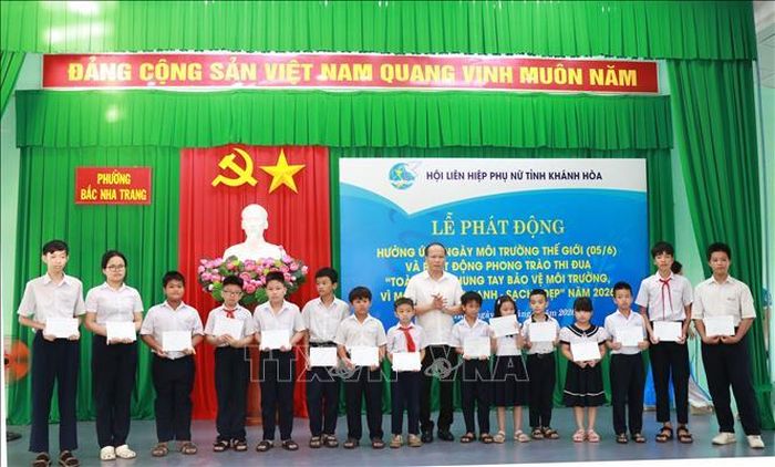 Ban tổ chức trao tặng quà cho 20 trẻ mồ côi, có hoàn cảnh khó khăn. Ảnh: Phan Sáu/TTXVN