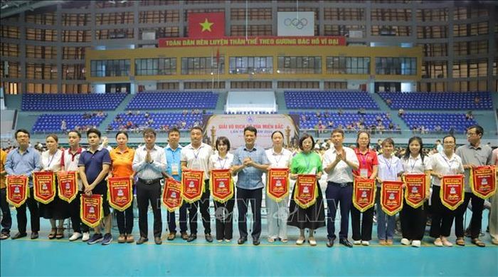 Ban Tổ chức trao Cờ lưu niệm cho các đoàn tham dự Giải vô địch Cờ vua miền Bắc lần thứ X năm 2026.
