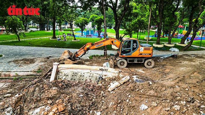 Công nhân, máy móc thi công hạng mục thoát nước trong Công viên Nghĩa Đô, kết hợp chỉnh trang cảnh quan và nâng cấp hạ tầng kỹ thuật.