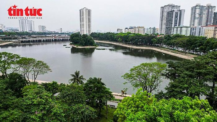 Hồ Linh Đàm là một trong những hồ điều hòa lớn ở khu vực phía Nam Hà Nội, có vai trò trữ nước, hỗ trợ tiêu thoát nước mưa.