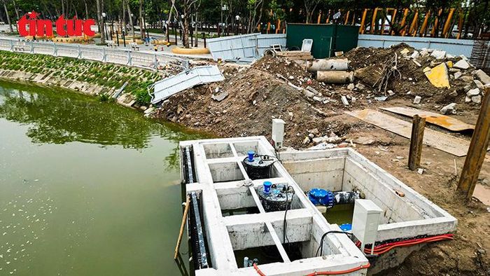 Một góc Công viên Cầu Giấy được quây tôn phục vụ thi công công trình.