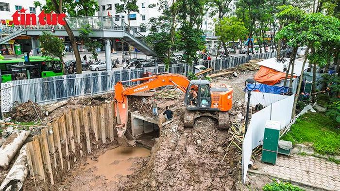 Máy móc được huy động thi công tại khu vực Công viên Bắc Linh Đàm.