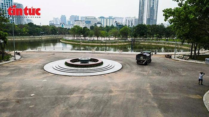 Công viên Cầu Giấy sau cải tạo có không gian thoáng rộng, hệ thống đường dạo và cảnh quan ven hồ được chỉnh trang đồng bộ.