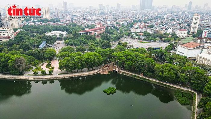 Toàn cảnh hồ điều hòa Công viên Nghĩa Đô, nơi được kỳ vọng góp phần điều tiết nước và giảm áp lực thoát nước khu vực phía Tây Hà Nội.