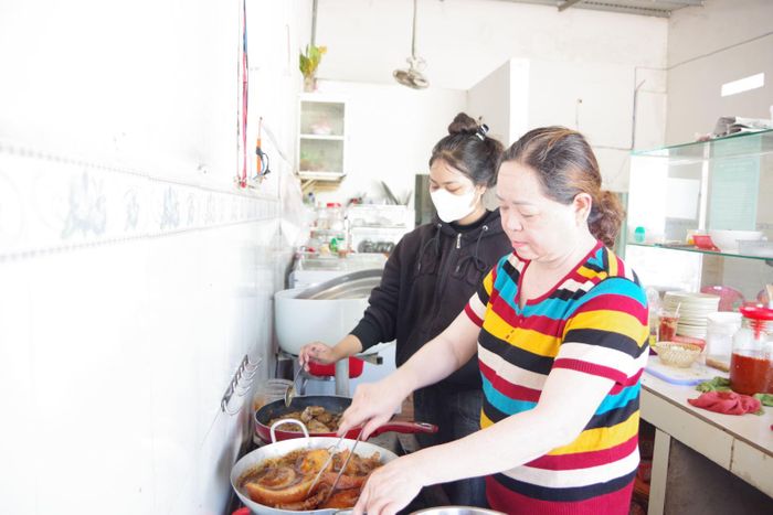 Gia đình chị Trần Thị Mỹ Dung đang chế biến các món ăn buổi trưa. Ảnh: Huy Tứ