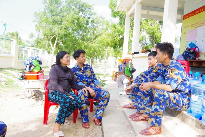 Sau mỗi bữa cơm, Chị Phan Thanh Chi cùng cán bộ, học viên chia sẻ nhưng câu chuyện sau một ngày làm việc. Ảnh: Huy Tứ