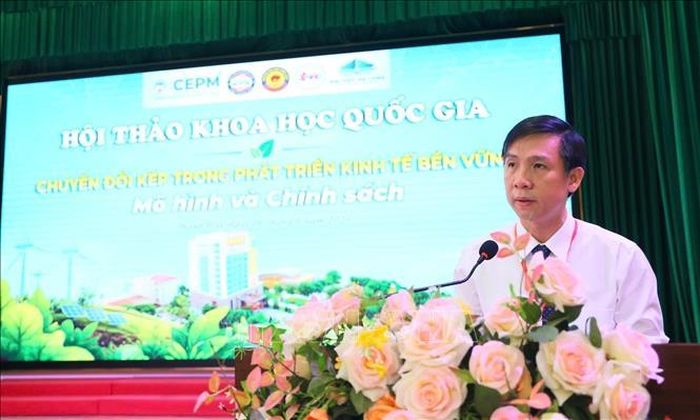 PGS.TS. Lê Hoằng Bá Huyền, Bí thư Đảng ủy, Hiệu trưởng Trường Đại học Hồng Đức phát biểu tại Hội thảo. Ảnh TTXVN phát