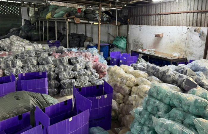 Bên trong cơ sở sản xuất bị phát hiện. Ảnh: CA