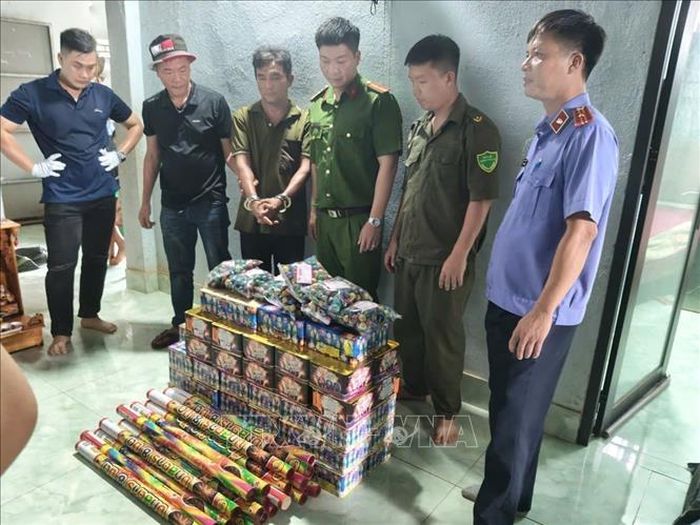 Các đối tượng cùng tang vật sau khi mở rộng khám xét nơi ở. Ảnh: TTXVN phát