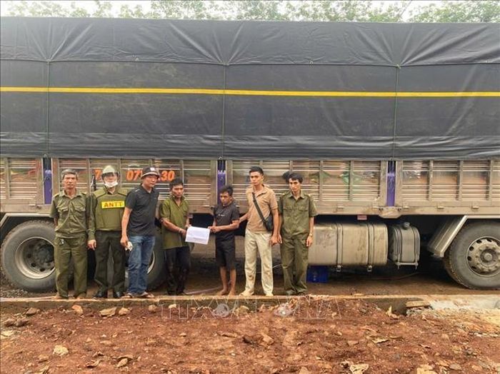 Các đối tượng bị bắt quả tăng trộm dầu xe tải. Ảnh: TTXVN phát