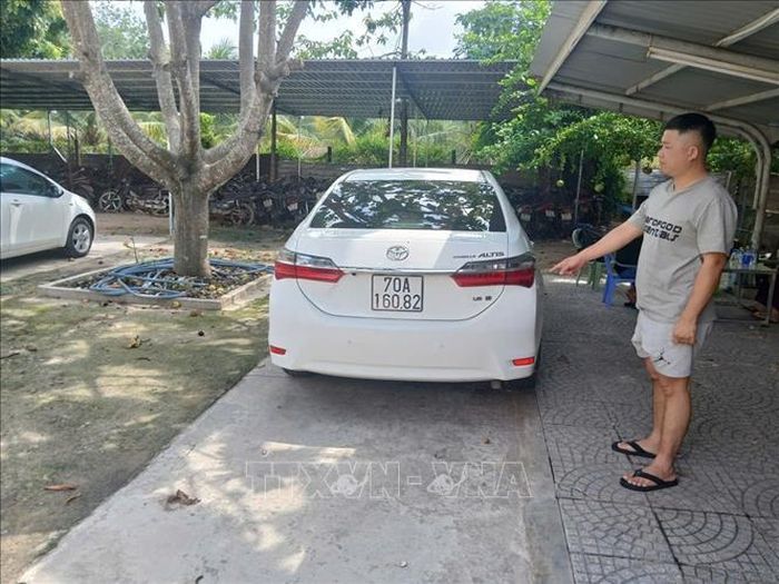 Các đối tượng tham gia trộm và tiêu thụ chó, cùng phương tiện bị tạm giữ. Ảnh: TTXVN phát