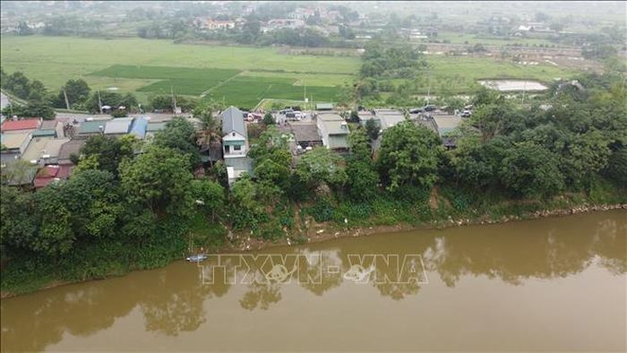Nhiều ngôi nhà tại khu Phú Hà, phường Phong Châu, tỉnh Phú Thọ bị nứt tường, sụt nền do ảnh hưởng của sạt lở, sụt lún.