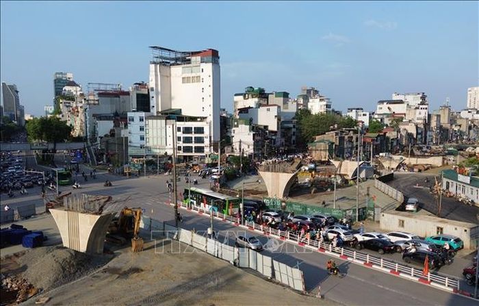 Đến đầu tháng 6/2026, nhà thầu đã hoàn thành việc thi công các trụ cầu vượt ở nút giao với đường Láng Hạ.