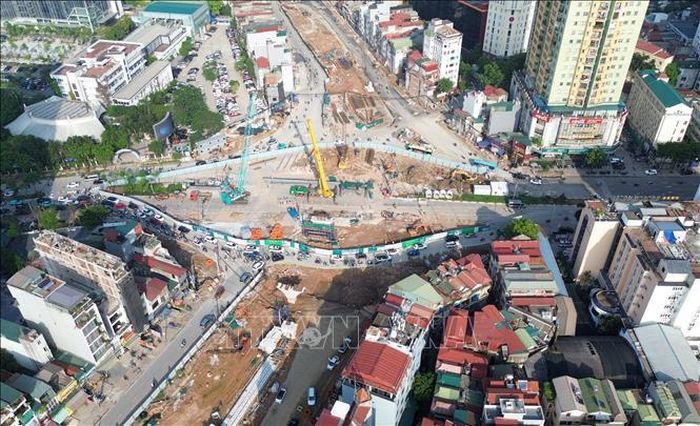 Những ngày đầu tháng 6, công trường dự án Vành đai 1 đoạn Hoàng Cầu - Voi Phục nhộn nhịp với nhiều mũi thi công đồng loạt tăng tốc, hướng tới mục tiêu hoàn thành các mốc tiến độ quan trọng.