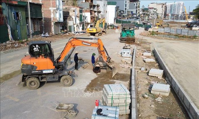 Với tinh thần "thi công đến đâu, hoàn thiện đến đó", nhà thầu triển khai thi công dải phân cách cứng giữa đường.