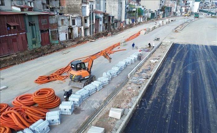 Nhà thầu bắt đầu thi công hệ thống điện ngầm phục vụ chiếu sáng trên tuyến.