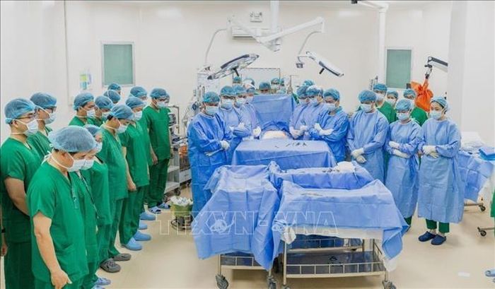 Các bác sĩ mặc niệm tri ân người hiến tạng trước khi lấy tạng ghép cho người bệnh khác. Ảnh: TTXVN phát