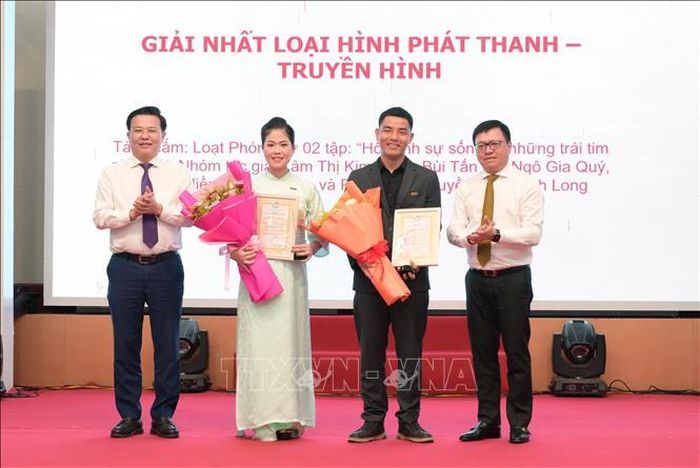Ủy viên Trung ương Đảng, Tổng biên tập Báo Nhân dân, Phó trưởng Ban Tuyên giáo và Dân vận Trung ương, Chủ tịch Hội Nhà báo Việt Nam Lê Quốc Minh cùng ông Nguyễn Thanh Hải, Phó Bí thư Tỉnh ủy, Chủ tịch UBMTTQVN tỉnh Tây Ninh trao giải cho các tác giả đạt giải nhất thể loại phát thanh - truyền hinh.
