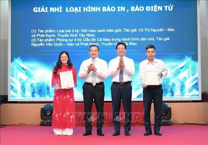Ông Phạm Tấn Hòa, Phó Chủ tịch UBND tỉnh Tây Ninh cùng ông Phan Toàn Thắng, Chánh văn phòng Hội Nhà báo Việt Nam, Trưởng ban Tổ chức trao giải cho các tác giả đạt giải nhì thể loại báo in - báo điện tử.