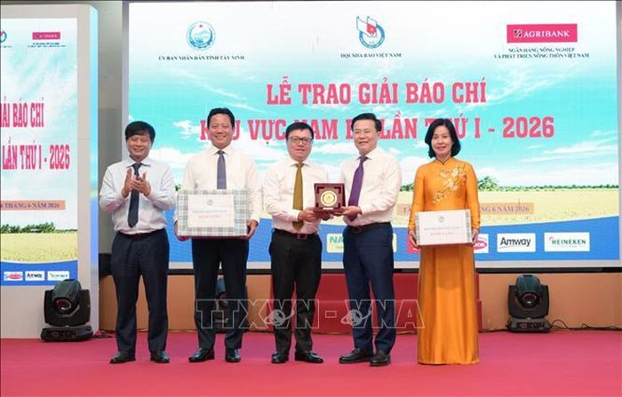 Ủy viên Trung ương Đảng, Tổng biên tập Báo Nhân dân, Phó trưởng Ban Tuyên giáo và Dân vận Trung ương, Chủ tịch Hội Nhà báo Việt Nam Lê Quốc Minh cùng Phó Chủ tịch Hội Nhà báo Việt Nam Trần Trọng Dũng tặng quà cho lãnh đạo tỉnh Tây Ninh.