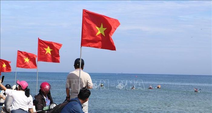 Người dân, du khách đến xem, cổ vũ cho các vận động viên.