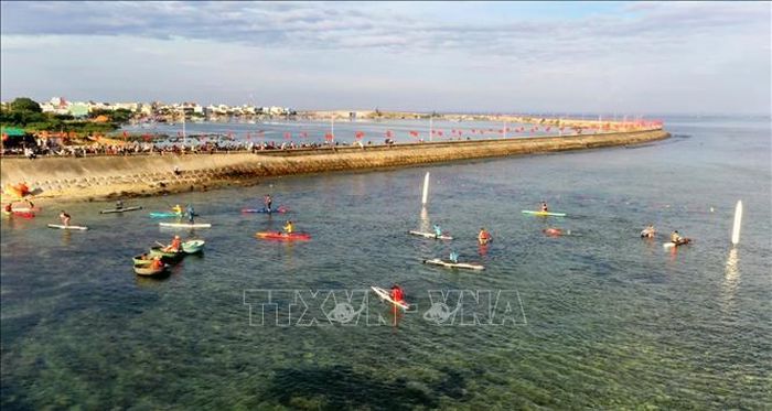Bãi biển Thạch cổng Tò Vò, Lý Sơn - nơi diễn ra Lễ hội chèo SUP Việt Nam năm 2026.
