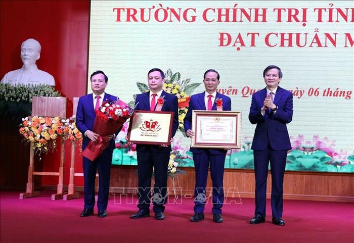 Phó Giáo sư, Tiến sĩ Đoàn Minh Huấn, Ủy viên Bộ Chính trị, Giám đốc Học viện Chính trị quốc gia Hồ Chí Minh trao Bằng công nhận trường Chính trị tỉnh Tuyên Quang đạt chuẩn mức 1.