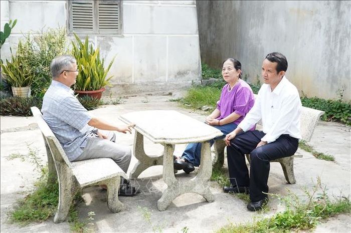 Cán bộ phường Đăk Cấm tổ chức tuyên truyền, vận động người dân sẵn sàng tạo điều kiện cho công tác thăm dò và khai quật, tìm kiếm hài cốt liệt sĩ.