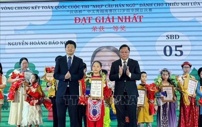 Ban Tổ chức trao giải cho các thí sinh tại cuộc thi.