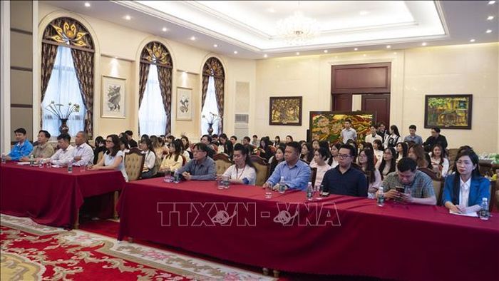 Các đại biểu, sinh viên, nghiên cứu sinh tốt nghiệp năm 2026 tham dự chương trình.