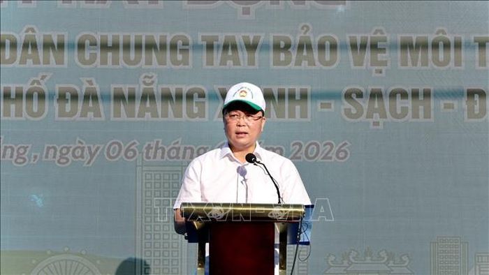 Chủ tịch Ủy ban Mặt trận Tổ quốc Việt Nam thành phố Đà Nẵng Lê Trí Thanh phát biểu tại Lễ phát động phong trào “Toàn dân chung tay bảo vệ môi trường, vì một thành phố Đà Nẵng xanh - sạch - đẹp”. Ảnh: TTXVN phát.
