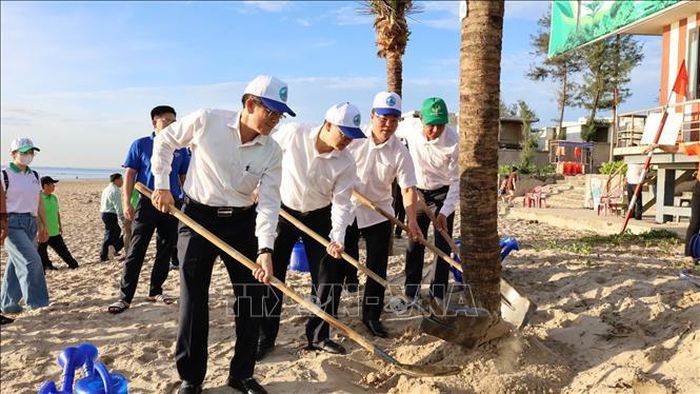 Lãnh đạo thành phố Đà Nẵng ra quân trồng cây ở bãi biển tại Lễ phát động phong trào “Toàn dân chung tay bảo vệ môi trường, vì một thành phố Đà Nẵng xanh - sạch - đẹp”. Ảnh: TTXVN phát.