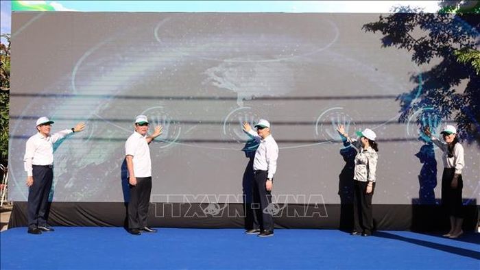 Lãnh đạo thành phố Đà Nẵng bấm nút phát động phong trào “Toàn dân chung tay bảo vệ môi trường, vì một thành phố Đà Nẵng xanh - sạch - đẹp”. Ảnh: TTXVN phát.