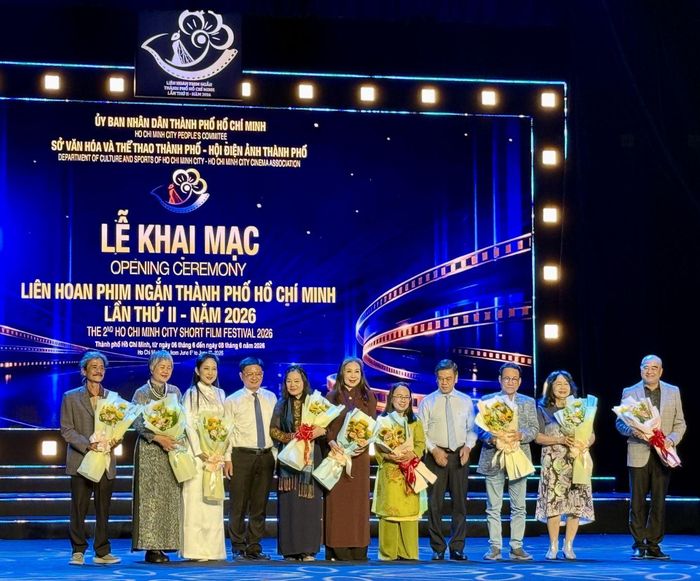 Lãnh đạo Thành phố tặng hoa Hội đồng nghệ thuật của Liên hoan phim ngắn TP Hồ Chí Minh lần thứ II năm 2026.