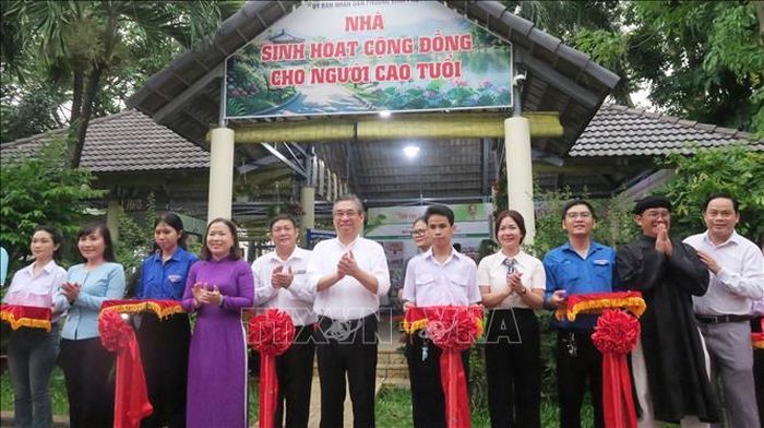 Lãnh đạo Thành ủy Thành phố Hồ Chí Minh và phường Bình Phú cắt băng khánh thành Nhà sinh hoạt cộng đồng cho người cao tuổi.
