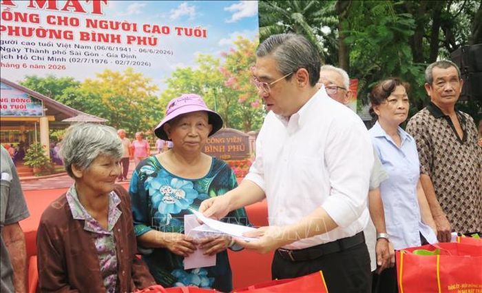 Ông Nguyễn Phước Lộc, Phó Bí thư Thành ủy Thành phố Hồ Chí Minh tặng quà cho người cao tuổi khó khăn phường Bình Phú.
