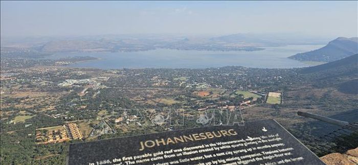 Bảng thông tin giới thiệu về thành phố Johannesburg nổi tiếng của Nam Phi trên núi Magalies.